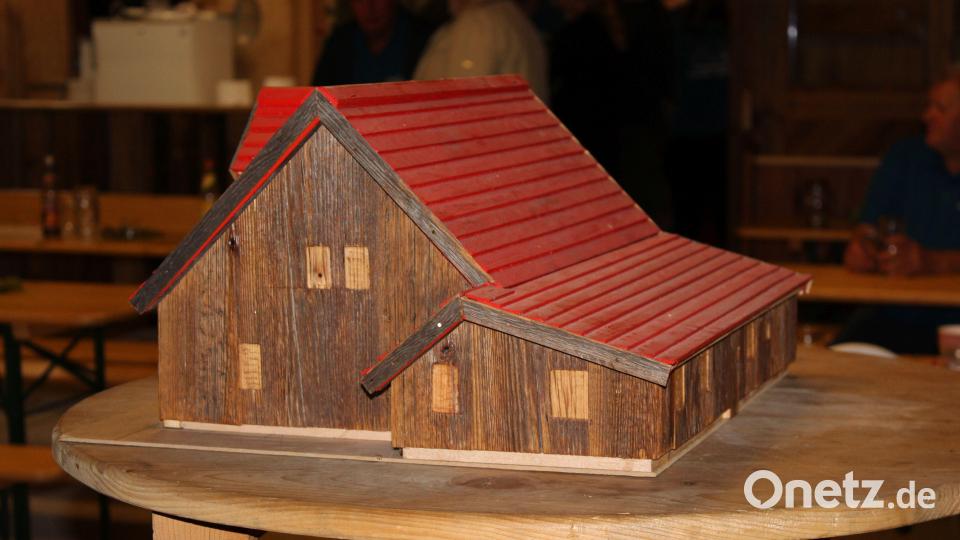 Der Dorfstadel mit Anbau hat Robert Götz im Maßstab 1:30 nachgebaut. Er ist auch als Opferstock zu verwenden. Bild: sis
