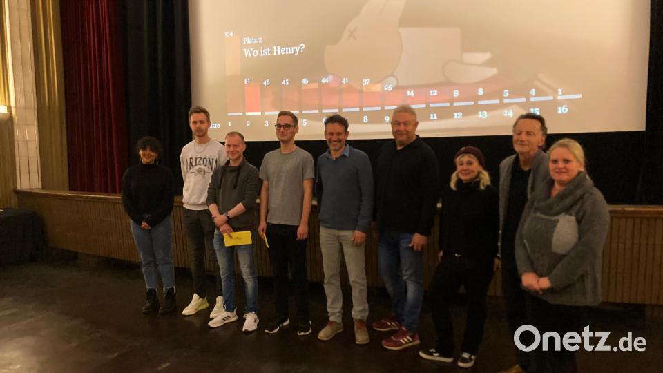 Carla Asmellash (ganz links) und Julian Pössnicker (Vierte von links) freuten sich über ihre Platzierungen auf dem Treppchen. Die Jurymitglieder Kristina Sandig, Eugen Burger und Cindy Michel (von rechts) sowie Thomas Binder und Martin Frey (beide Mitte) vom Kulturverein gratulierten den Gewinnern. Bild: tat