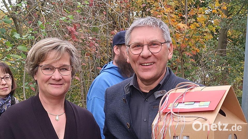 Architektin Helga Rembeck (links) hatte für die Mädchen und Jungen des Kinderhauses ein Geschenk mitgebracht. Bürgermeister Oskar Schuster (rechts) dankte für die Zusammenarbeit. Bild: bsc