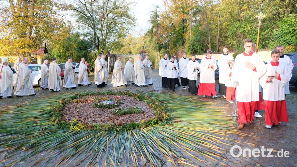 Feierlich, der Einzug zum Festgottesdienst, vorbei an Blumenteppichen. Bild: mab
