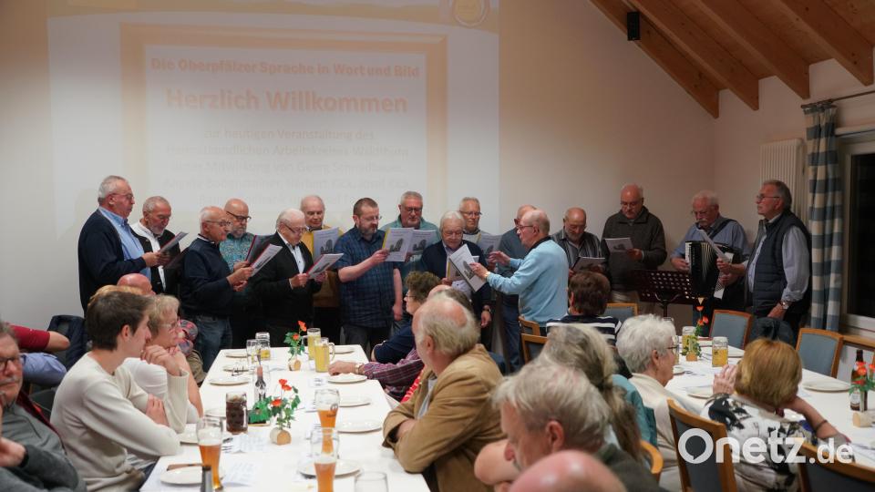 Die Waldthurner Sänger lockern den Mundart-Abend im Dorftreff Albersrieth immer wieder mit Gesangseinlagen auf. Bild: fvo