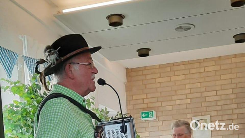 Franz Harrer sorgt mit der Diatonischen für Stimmung. Bild: Stefanie Hetz/exb