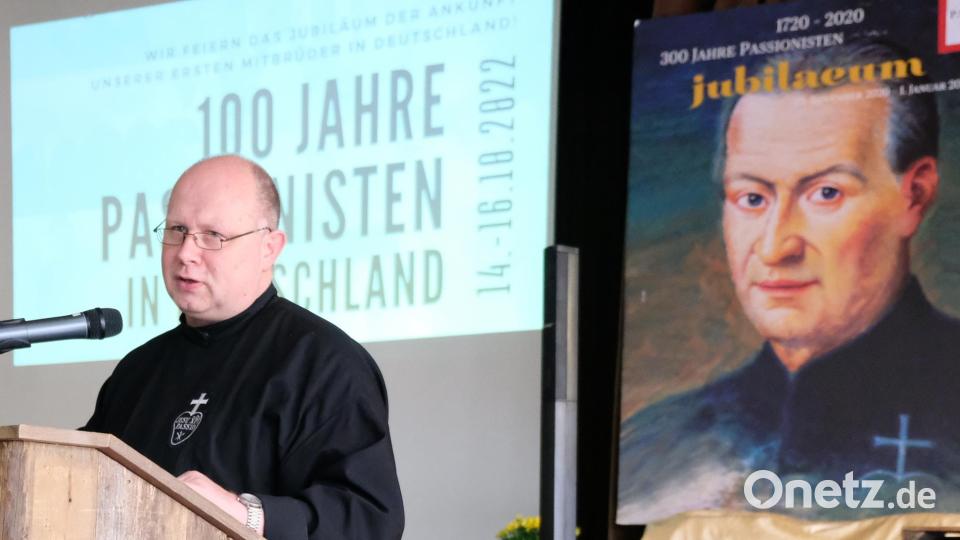 Provinzial und Klosterrektor Pater Lukas Temme führte durch das Festprogramm.Im Hintergrund das Bildnis des Odensgründers, des Heiligen Paul vom Kreuz. Bild: mab