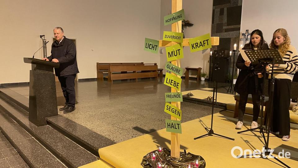Hoffnung, Mut und Zuversicht spendet die kirchliche Veranstaltungsreiche „Hoffnungsklang in Krisenzeiten“, was der Auftakt der Veranstaltungsreihe in der St. Michaels-Kirche in Poppenricht zeigte. Landrat Richard Reisinger erzählte als praktizierender Christ von seinen persönlichen Hoffnungen, Julia und Paula Nerb unterstützten die Poppenrichter Gemeindereferentin und Initiatorin der Veranstaltung Regina Probst musikalisch am Piano und im Gesang. Bild: Dominik MItterer/exb