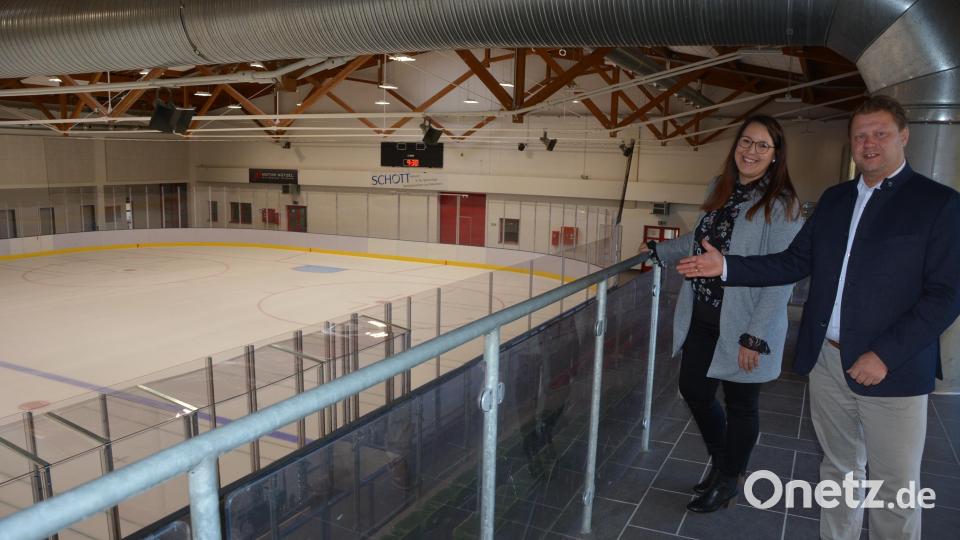 Kreisjugendring-Geschäftsführerin Sandra Schug und Bürgermeister Stefan Grillmeier freuen sich auf den Start der Eisdisco Bild: jr