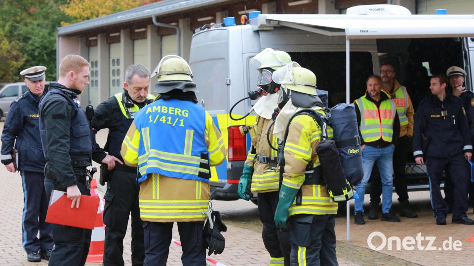 Polizei und Feuerwehr stimmten das gemeinsame Vorgehen ab. Bild: Florian Schlegel