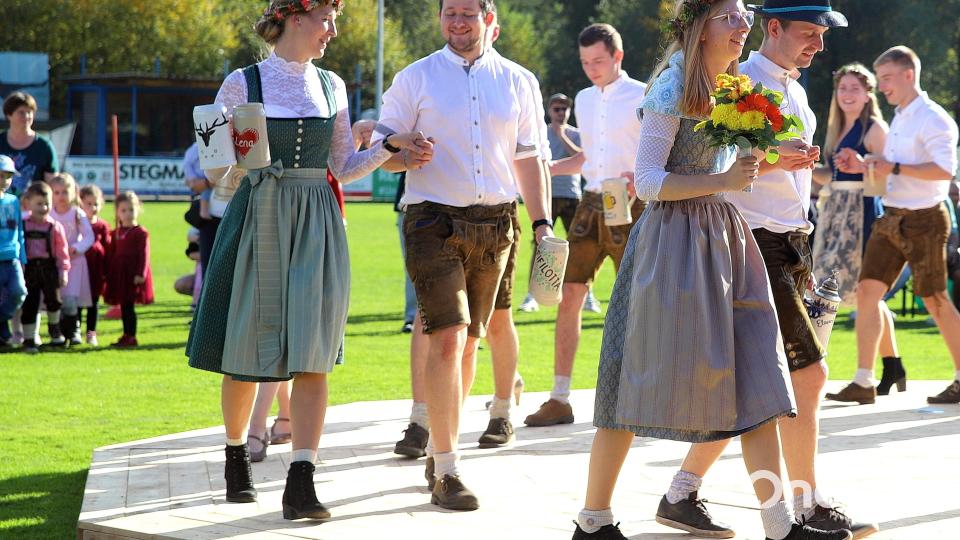 Die OberkirwapaareDenise und Thomas (alt, links) sowie Lena und Felix (neu, rechts). Bild: war