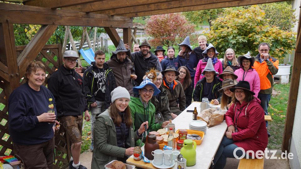 Nasse Füße bekamen die Kirwaburschen und -mädchen an diesem Wochenende nicht. Ihre Mittagspause verbrachten sie trocken unter einem Gartendach. Bild: bkr