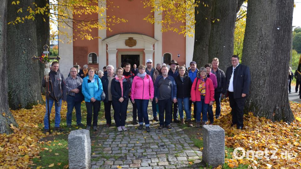 Traditionsgemäß erschien auch eine große Fuß-Pilgergruppe aus Trausnitz im Tal zum Übersetzungsfest in Moosbach. Darüber freute sich besonders auch Pfarrer Udo Klösel (rechts). Bild: gi