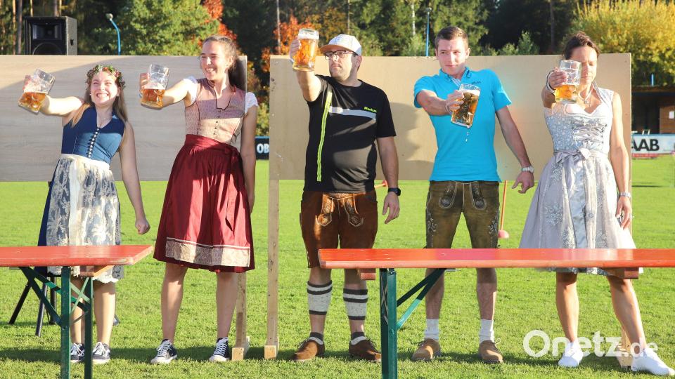 Rechts die Siegerin im Masskrugstemmen mit stoischer Ruhe. Bild: war