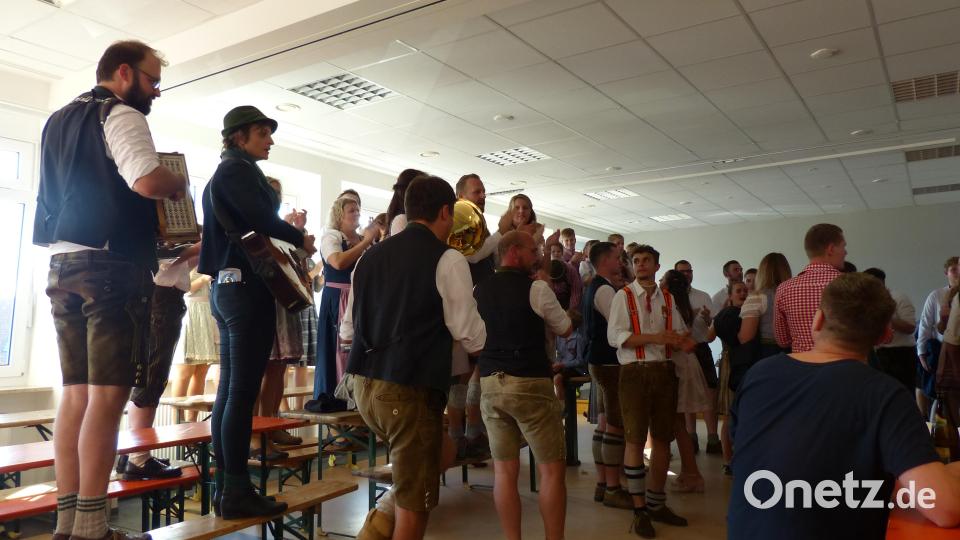 Auch im Vereinszentrum ist Stimmung pur angesagt. Bild: hme