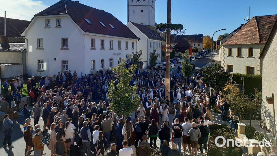 Den Tanz der 30 Kirwapaare um den Baum verfolgten auf dem Dorfplatz in Großschönbrunn bei bestem Wetter viele Zuschauer. Bild: jud