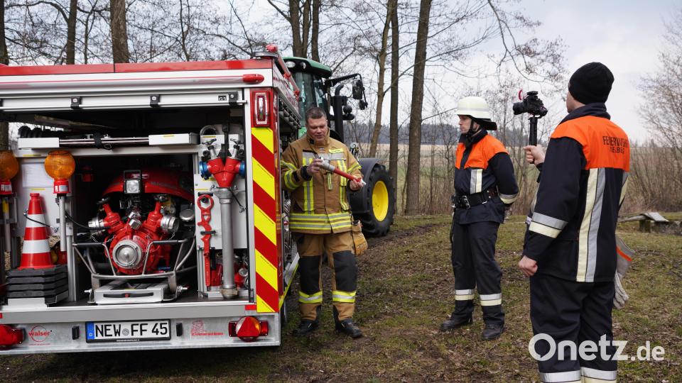 Filmaufnahmen im März 2022: Ersatzkameramann Josef Stangl (rechts) und der stellv. Kommandant Andreas Schmid (Mitte) Bild: fvo