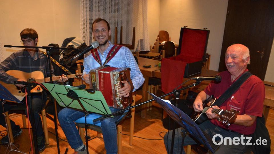 Die Pechlattenfixner Dorfmusikanten spielten auf. Bild: jr
