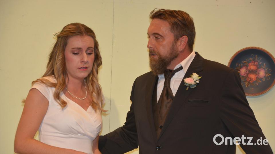 Das Brautpaar, dargestellt von Tina Enders und Thilo Rank. Bild: jr