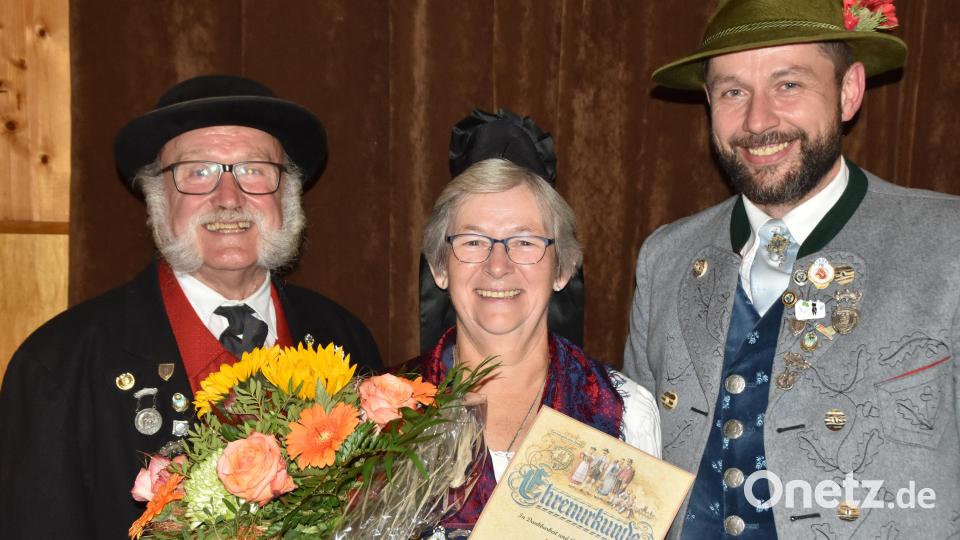 Zweiter Gauvorstand Jürgen Hofmann (rechts) zeichnet Christa Binner mit dem Ehrenkreuz des Gauverbands in Gold aus und gratuliert Vorsitzendem Wilhelm Binner zu seinen Jubiläen. Bild: hcz