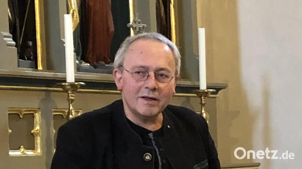 Reiner Reisinger referiert über den Hinterglaskreuzweg aus Winklarn. Bild: amö