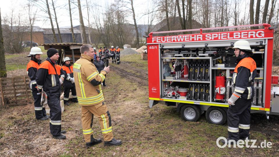 Der stellvertretende Kommandant Andreas Schmid (rechts) erklärte bei den Filmaufnahmen des &quot;FeuerwehrWilli&quot; (Mitte mit Kamera) den neuen TSA der Spielberger Feuerwehr. Bild: fvo