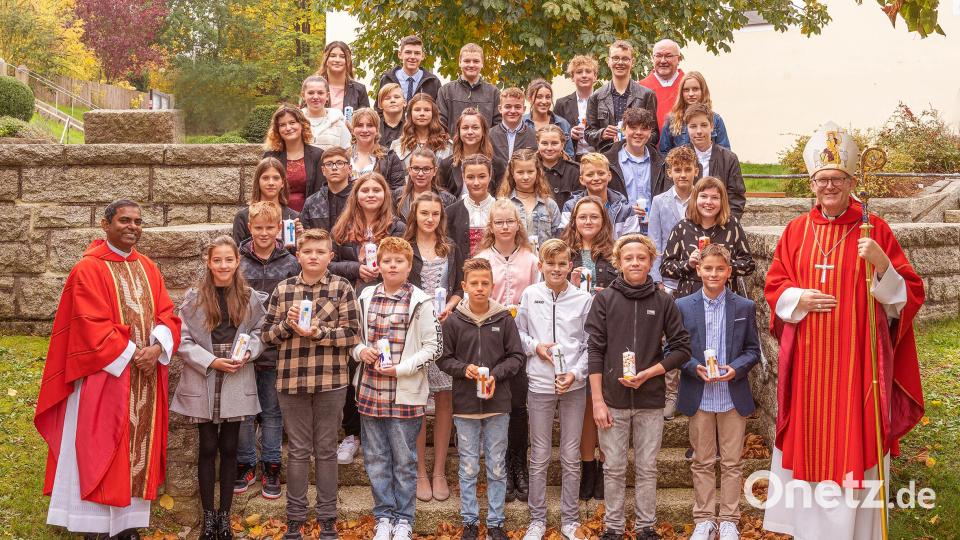 Die mit den biblischen Namen „David, Jesaja und Elisa“ bezeichneten Firmgruppen stellten sich mit dem Firmspender Weihbischof Dr. Josef Graf, Pfarrer Julius Johnrose und Diakon Harald Schraml zu einem Erinnerungsfoto. Bild: öt