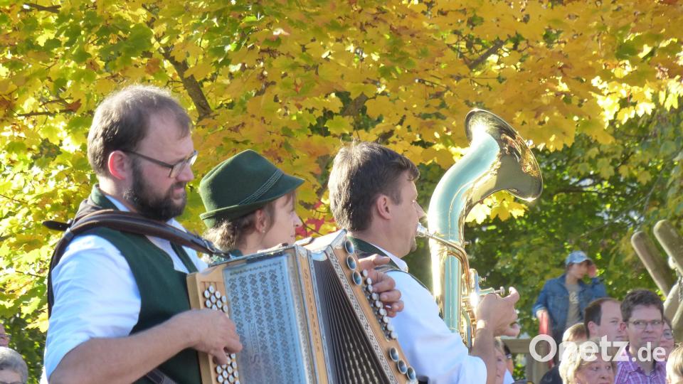 Die Geschwister Baier begleiten die Tanzpaare. Bild: hme