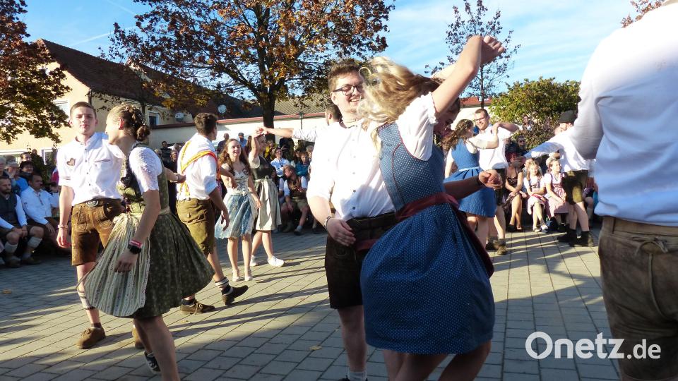 Der Tanz um den Kirwabaum ist ein Höhepunkt bei der Kirwa in Neudorf. Bild: hme