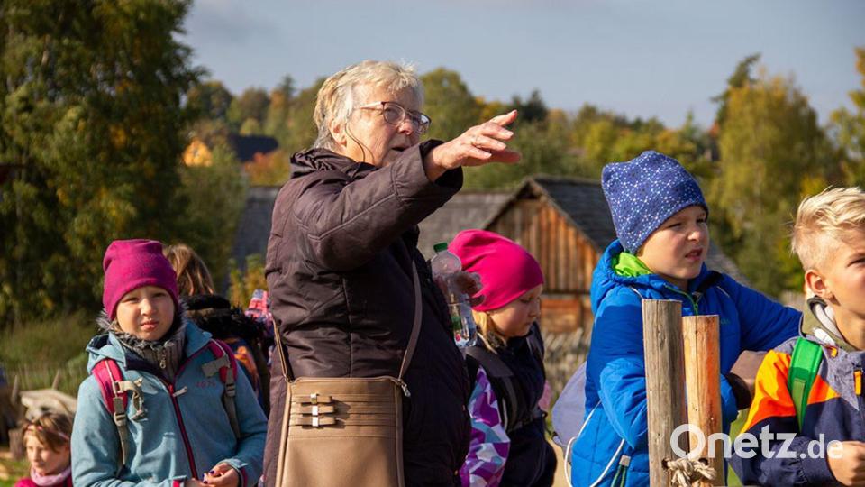 Karin erklärt den Kindern das Mittelalter. Bild: Sevenhills Agentur für Werbung, Bamberg/exb