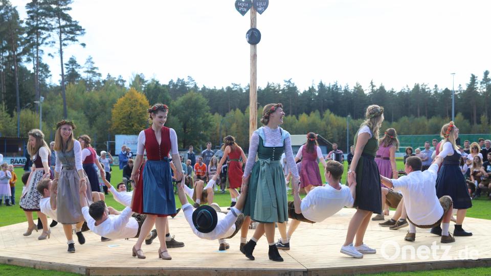 Der Tanz um den Kirwabaum ist eine Schau. Bild: war