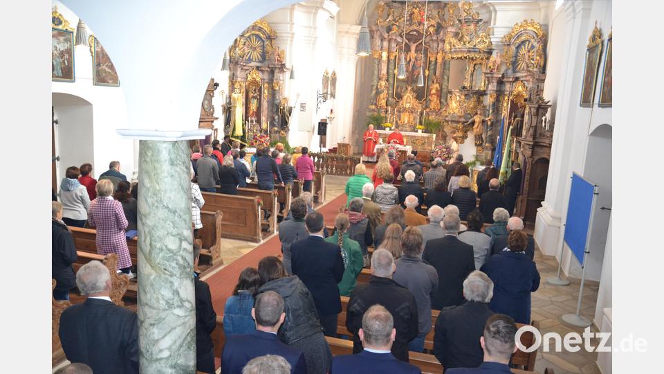 Pfarrer Udo Klösel und Diakon Herbert Sturm feierten mit vielen Pilgern das 270. Übersetzungsfest der Statue „Zum Gegeißelten Heiland“ die von der Feldscheune in die Wieskirche übersetzt bzw. übertragen wurde. Bild: gi