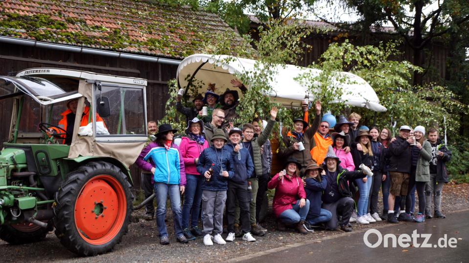 In ihrem Kirwawagen waren zumindest die darin Sitzenden von den kleinen Regenschauern des Tages verschont. Platz allerdings hatte nur die wenigsten. Bild: bkr