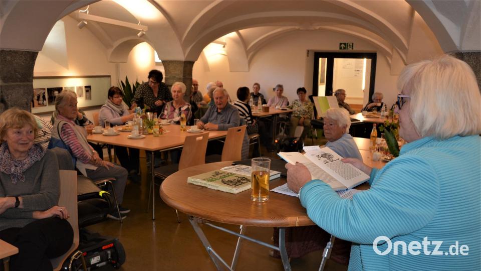 Im Gewölbekeller im Schafferhof unterhielt Christl &quot;Muck&quot; Schemm (rechts) zahlreiche Besucher. Bild: jr
