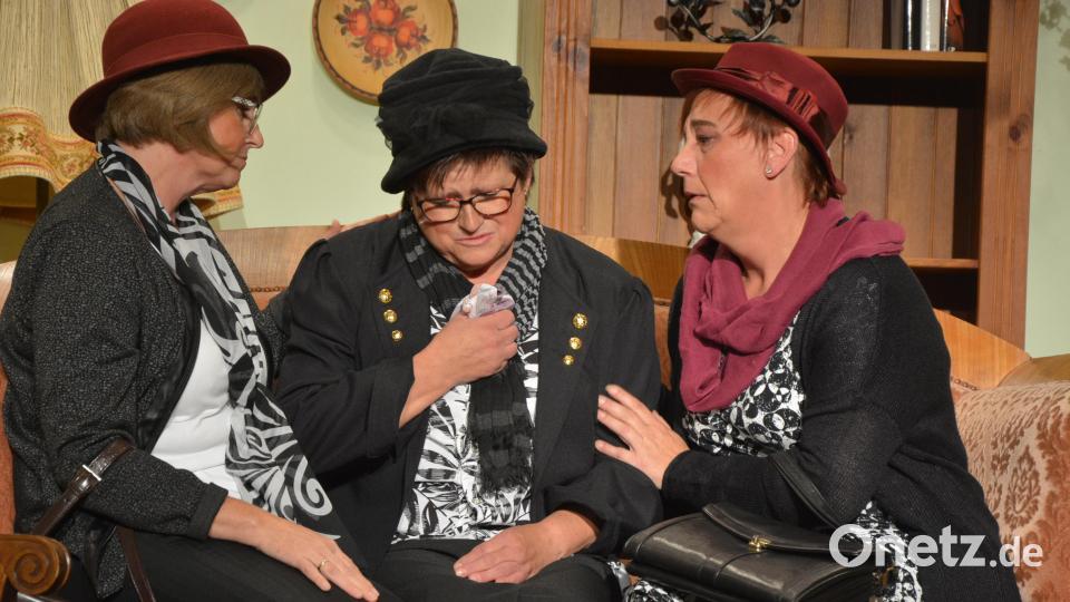 Die trauernden Witwen (von links) Konny Flügel, Angelika Protschky und Astrid Neugirg. Bild: jr