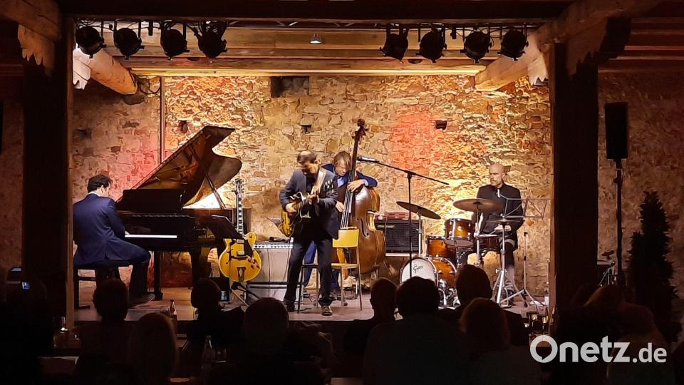 Mit zeitlos swingendem Jazz, beseeltem Blues und rasantem Bebop begeistern Jazzgitarrist Philipp Stauber (Mitte) und sein Quartett im Kulturkasten auf Burg Dagestein. Bild: rha
