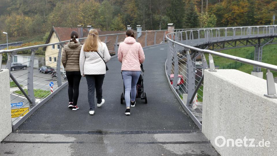 Drei Frauen gehen über die Heilig-Geist-Fußgängerbrücke über die B304 östlich von Traunstein. Die Brücke mit einer Heizung für den Winter wurde vom Bund der Steuerzahler kritisiert. Bild: Uwe Lein