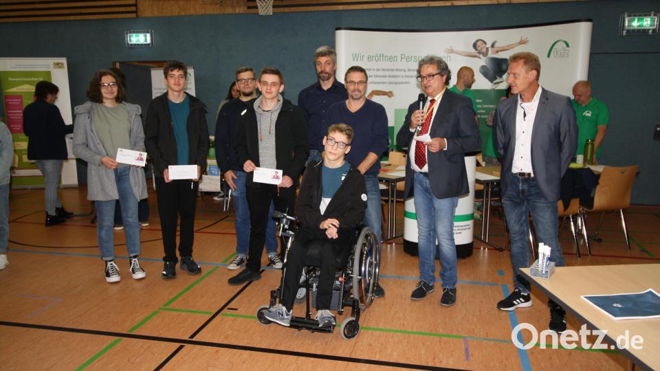 Ein FC-Bayern-Fan ist Sebastian Stäudleaus Parkstein (im Rollstuhl). Entsprechend groß war die Freude über das Ticket für ein Spiel des &quot;Rekordmeisters&quot;, das bei der Ausbildungsmesse verlost wurde. Drei weitere Gewinner können bei Besuchen im Bundestag oder Landtag den Abgeordneten über die Schulter schauen. Erster, Zweiter und Vierter von rechts: Thomas Weiß, Bernhard Stangl und Thomas Ott vom Organisationsteam der Veranstaltung. Bild: bjp
