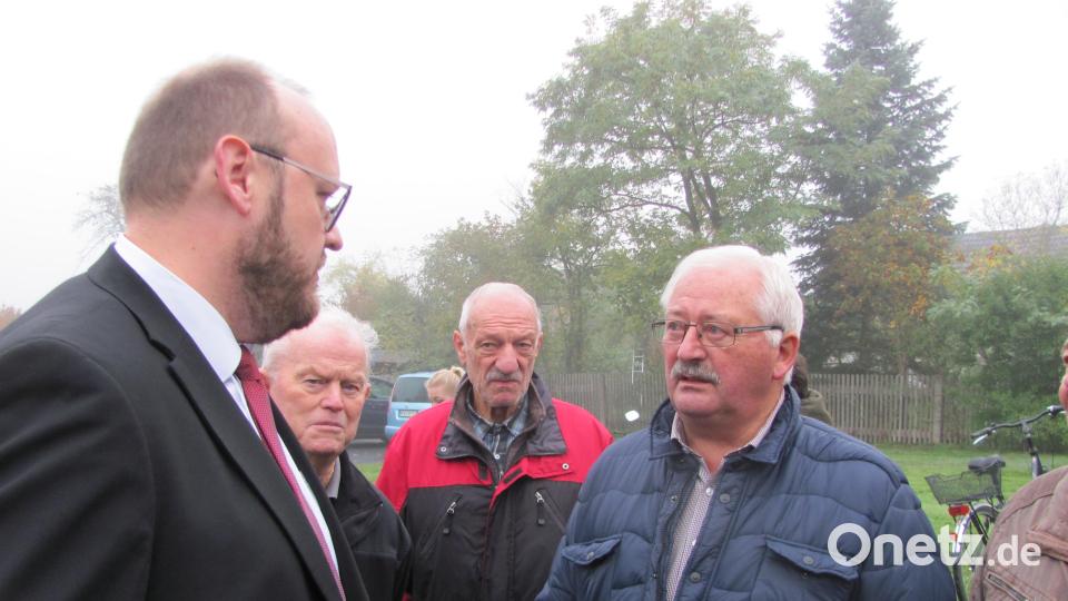 Altbürgermeister Josef Wittmann (rechts) im Gespräch mit Landrat Andreas Meier (links). Auch Wittmann hat die Ortsumgehung während seiner Amtszeit begleitet. Bild: sei