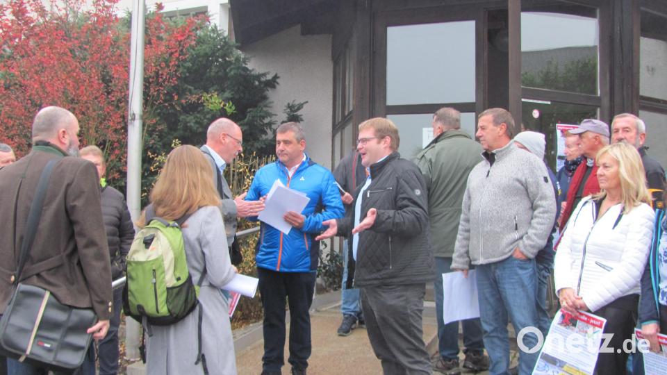Helmut Beran (Dritter von links) vom LBV zeigt sich kurz mit zweitem Bürgermeister Siegfried Janner (Vierter von links) und CSU-Vorsitzendem Christoph Müller (Fünfter von links) gesprächsbereit. Bild: sei