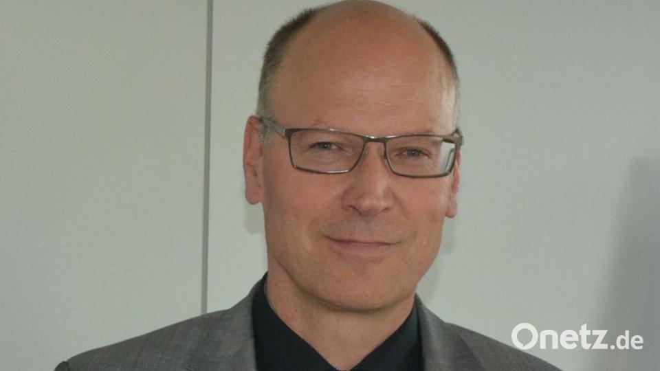 „Wichtig zu verstehen ist, dass man Glas nicht einfach mit ein paar Grad weniger schmelzen kann. Unter 100 Prozent Befeuerung geht es nicht. Dann produzieren wir nur noch unbrauchbare Scherben.&quot; (Schott-Standortleiter Stefan Rosner) Archivbild: jr