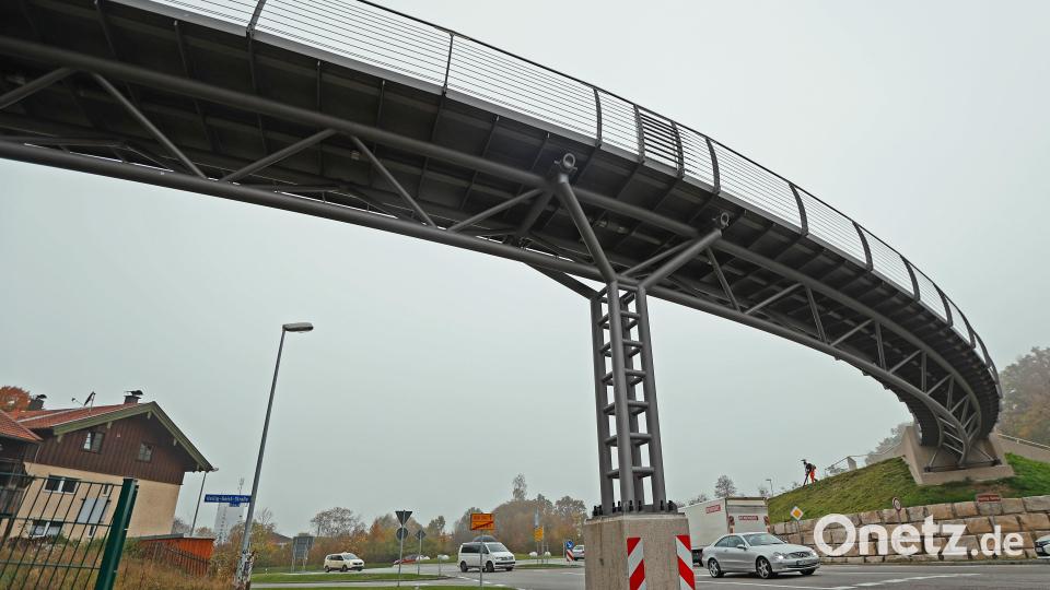 Die Heilig-Geist-Fußgängerbrücke über die B304 östlich von Traunstein. Die Brücke mit einer Heizung für den Winter wurde vom Bund der Steuerzahler kritisiert Bild: Uwe Lein