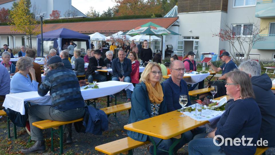 Das erste Weinfest fand am Sonntag beim Kurhotel „Pyramide“ statt. Bild: jr