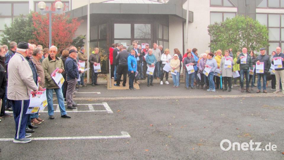 Gut 100 verärgerte Bürger haben sich vor der Mehrzweckhalle Mantel im Morgennebel eingefunden, um ihrem Ärger wegen der fehlenden Ortsumgehung kundzutun. Bild: sei