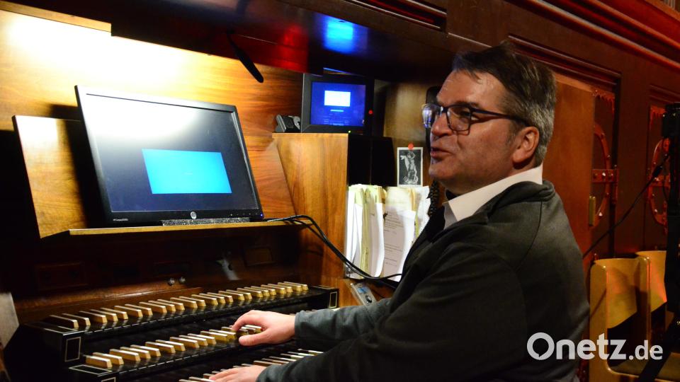 Alexander Pointner untermalt musikalisch Filme mit Charlie Chaplin und Buster Keaton in der Kirche St. Josef in Weiden. Bild: Kunz