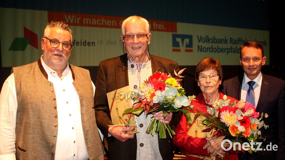 Besondere Auszeichnungen erhalten von Peter Klein (links) und Oberbürgermeister Jens Meyer (rechts) die Senioren Hansjürgen Lorenz und Ulla Albert. Bild: R. Kreuzer