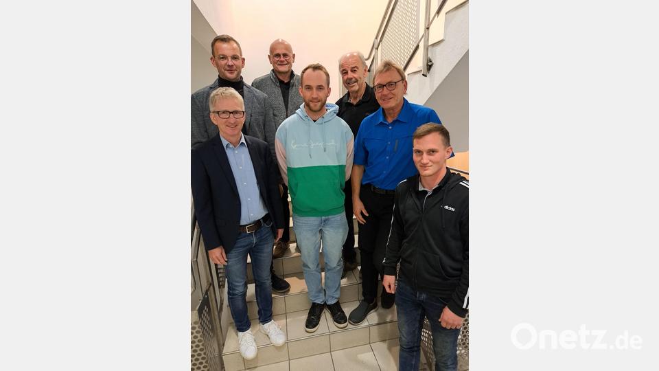 Einstimmig wählte der TuS Hirschau die neue Führungsmannschaft aus erfahreen un neuen Kräften
Namen vorne von links: Klaus Wild, Kassenwart, Dominik Losch, Vorstandsteam Walter Fleischmann, Vorstandsteam Andreas Losch, Jugendwart 
Hintere Reihe: 3. BGM Hermann Gebhardt Manfred Groher, Vorstandsteam, Wolfgang Weih, Kassenprüfer. Bild: fg