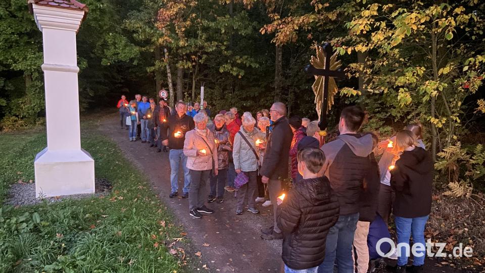Gläubige der Pfarreien Waldsassen und Münchenreuth pilgerten gemeinsam auf dem Stationsweg zur Kappl Bild: Markus Scharnagl/exb