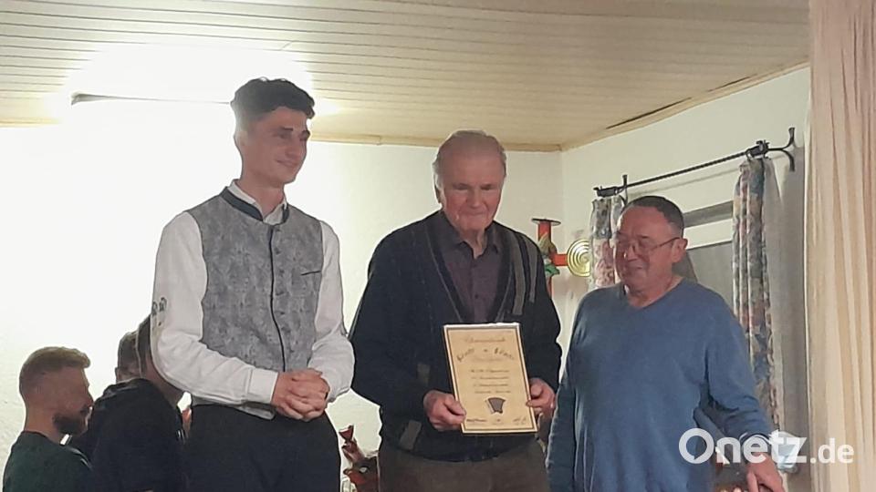 Als Dank erhält Hans Sperber eine Urkunde für 205 organisierte Musikantenstammtische. Bild: lei