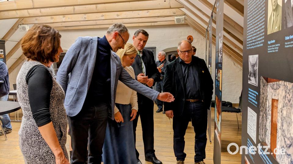 Petr Jindra erläutert beim Rundgang den Ehrengästen die Ausstellung "Loos in Pilsen". Im Bild von links: CeBB-Leiterin Veronika Hofinger, Petr Jindra, Generalkonsulin Ivana Červenková, Landrat Thomas Ebeling und Willi Koch. Bild: eib