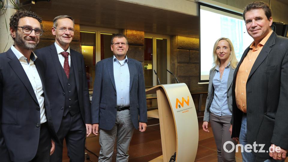 Von links nach rechts: Christoph Lindenberger, Dekan Frenzel, Mario Mocker, Kathrin Castoglione, Tim Jüntgen Bild: Wolfgang Steinbacher