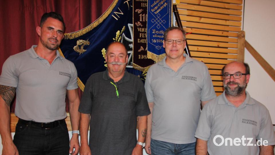 Joachim Beer, Hermann Meier und Martin Kick (von links) bilden zukünftig das Vorstandstrio des Soldatenbunds Falkenberg. Rechts Schriftführer Olaf Fröhlich. Bild: kro