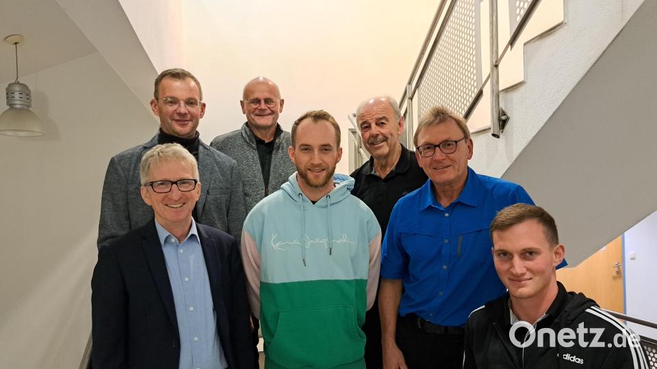 Einstimmig wählt der TuS Hirschau seine neue Führungsmannschaft (vorn, von links): Klaus Wild, Dominik Losch, Walter Fleischmann und Andreas Losch; hintere Reihe (von links): Dritter Bürgermeister Hermann Gebhardt, Manfred Groher und Wolfgang Weih. Bild: fg