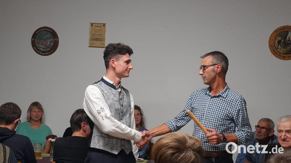 Dem 19-jährigen Ben Luber (links) wünscht Bürgermeister Peter Achatzi viel Erfolg als Organisator des Musikantenstammtischs. Bild: lei